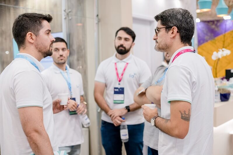 Time da Lia reunido na feira Bett de educação em 2021