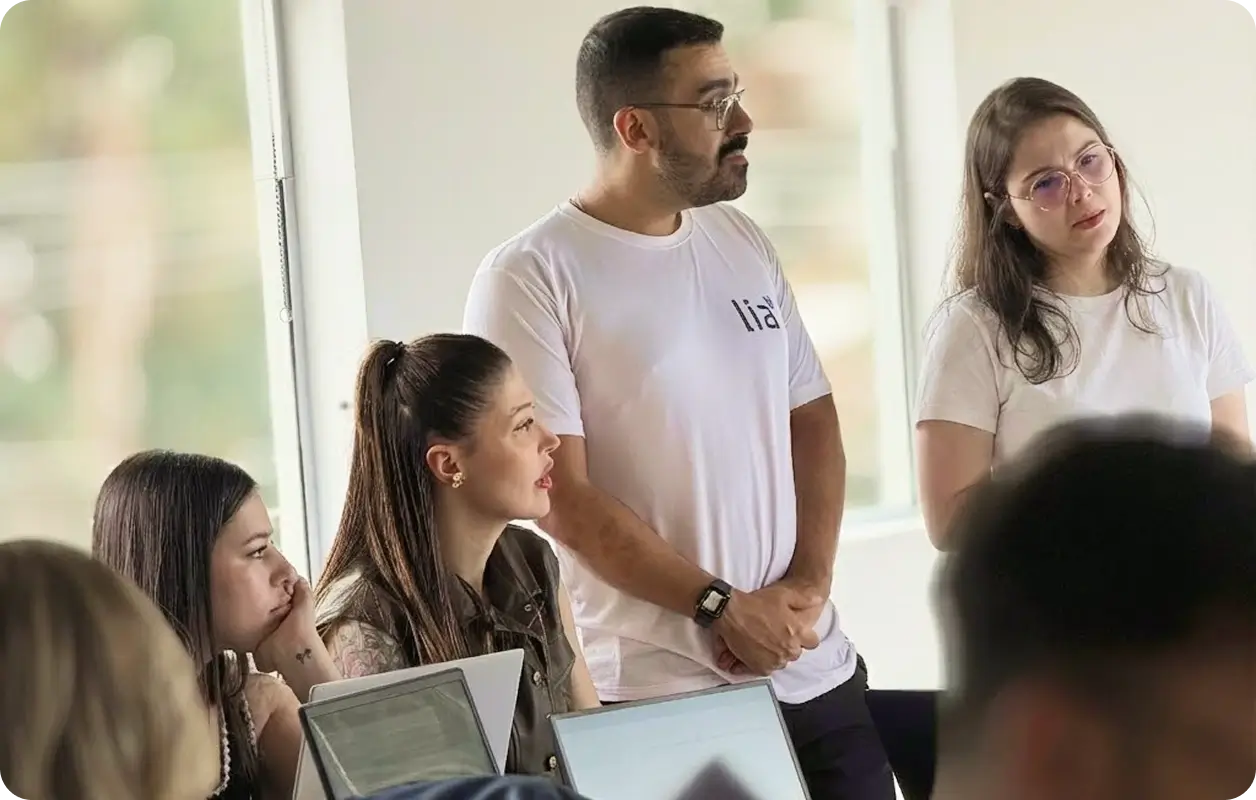 Grupo de pessoas reunidas e atentas prestando atenção em uma palestra