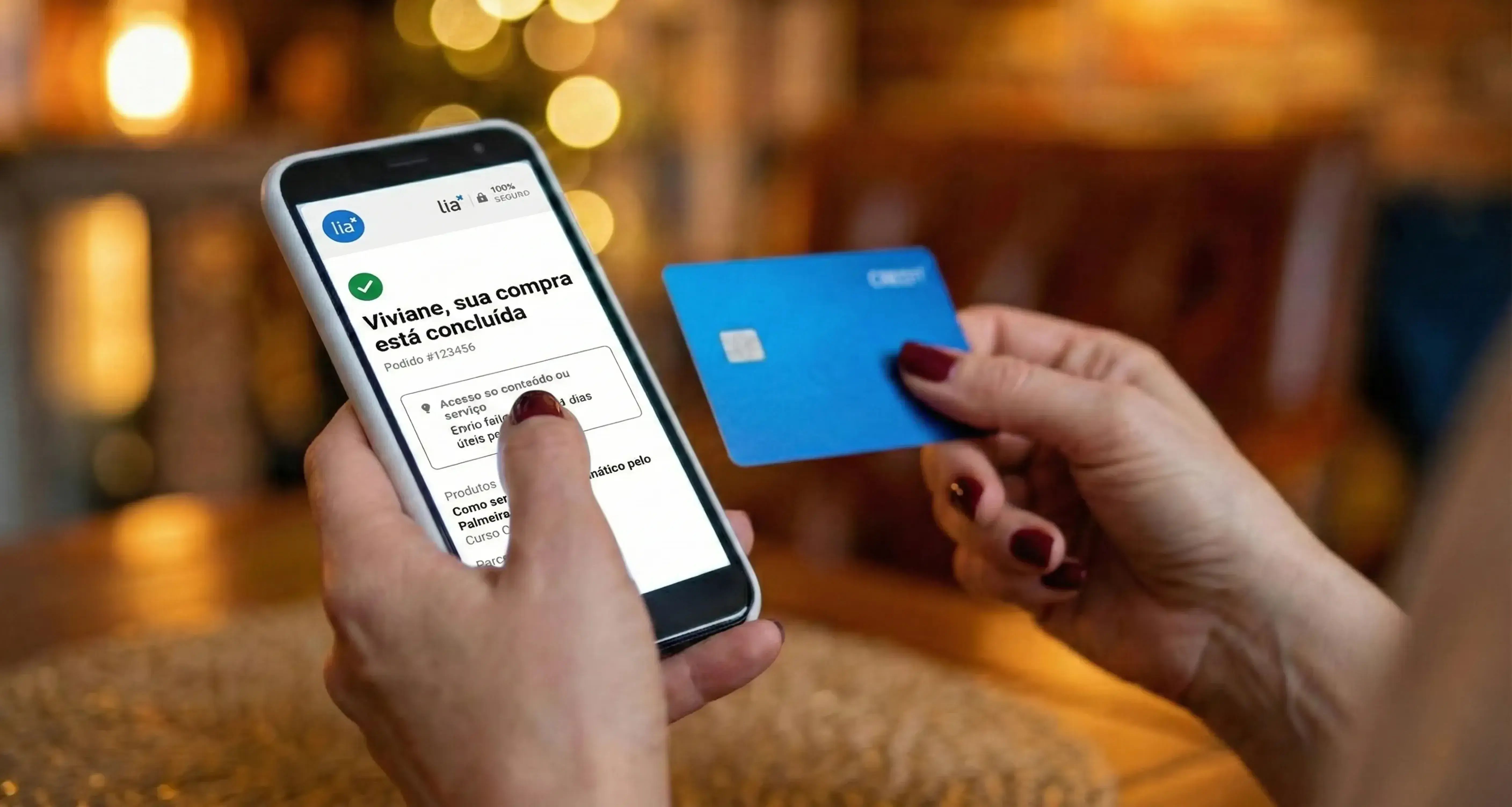 Pessoa realizando uma compra na plataforma da Lia utilizando um cartão de crédito